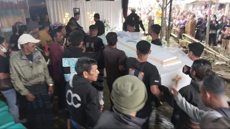 Jenazah Nakes Korban Penyerangan Tambrauw Papua Tiba di Kampung Nduaria Ende