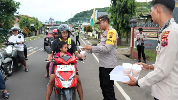 Polres Flores Timur Bagikan Takjil Ramadan untuk Pengguna Jalan