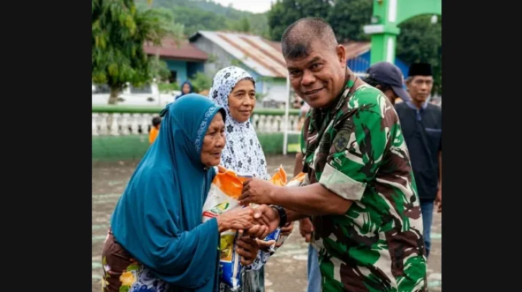 Kolaborasi TNI dan Pemuda Salurkan Bantuan Ramadan di Reok Manggarai