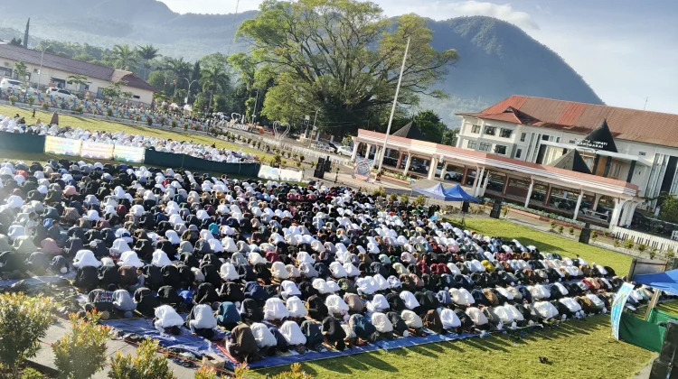 Ribuan Umat Islam Manggarai Sholat Akbar Idul Fitri di Natas Labar