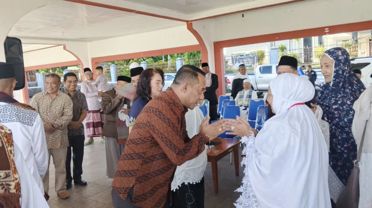 Bupati Manggarai Menyapa Umat usai Sholat Idul Fitri di Natas Labar