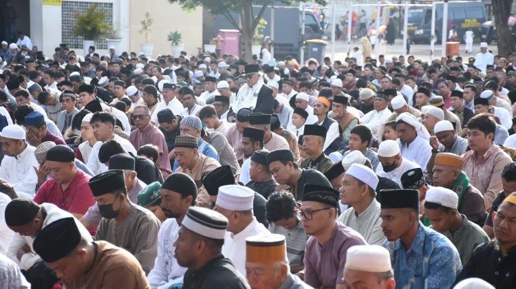 Ribuan Jamaah Salat  Idulfitri 1447 Hijriah di Lapangan Mapolda NTT