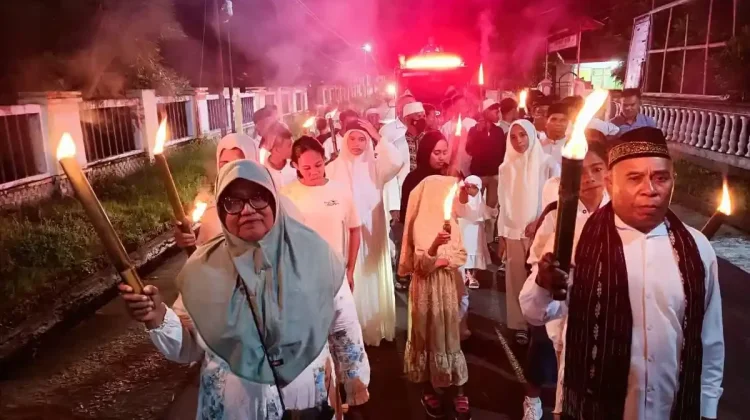 Pawai Obor Lintas Iman Semarakkan Takbiran Sikka