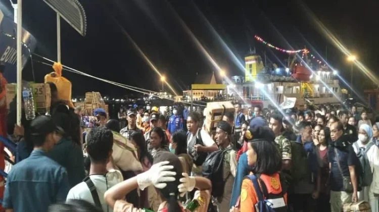 Ribuan Penumpang Padati Pelabuhan Maumere Jelang Lebaran