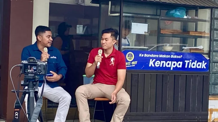 Pengunjung Padati Bakso Bandara saat Malam