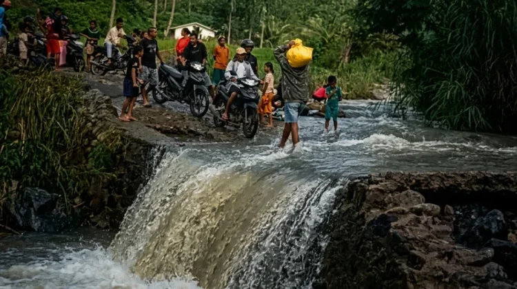 Banjir Putus Akses, 10 Desa di Tana Wawo Terisolasi
