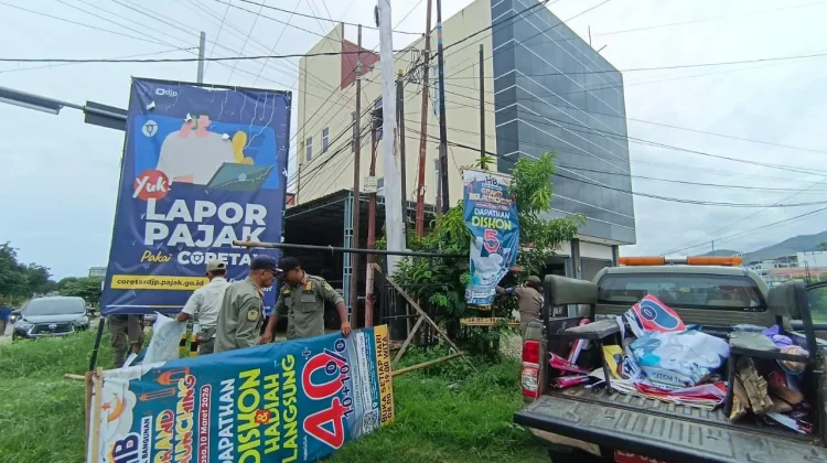 Satpol PP Tertibkan PKL dan Iklan Liar di Labuan Bajo