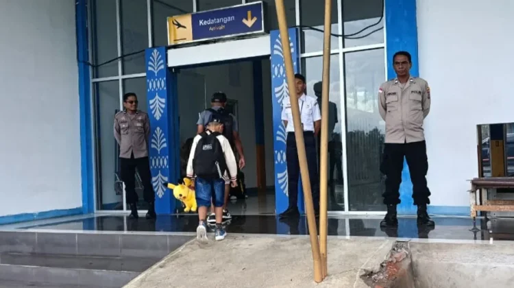 Polisi Amankan Aktivitas Penumpang di Bandara Gewayantana Larantuka