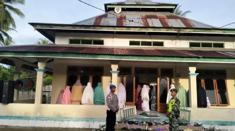 Babinsa dan Bhabinkamtibmas Jaga Sholat Id di Lembata, Ibadah Berjalan Lancar