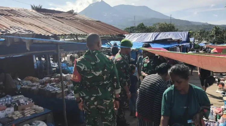 Babinsa Amankan Aktivitas Pasar Boru Saat Lonjakan Aktivitas Warga