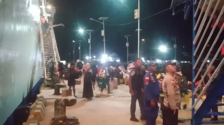 KM Lambelu Sandar di Larantuka, Aparat Kawal Arus Balik Pemudik