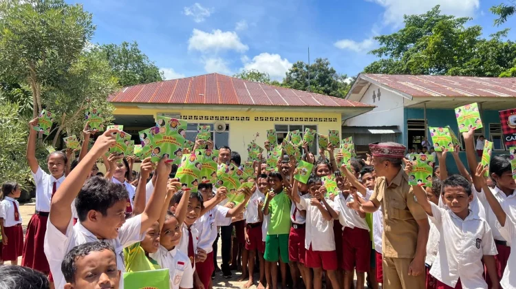 Ketua DPRD Mabar Datangi SDK Wae Medu, Salurkan Buku dan Serap Aspirasi Guru