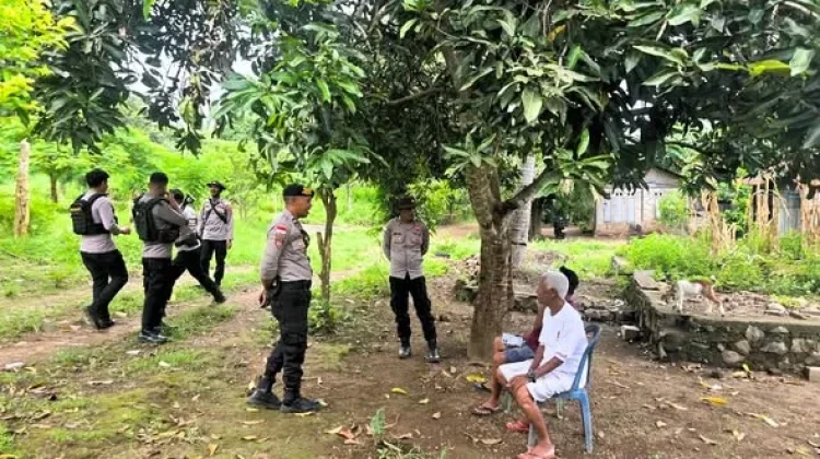 Patroli Dialogis Polisi Jaga Kamtibmas di Dusun Bele Adonara