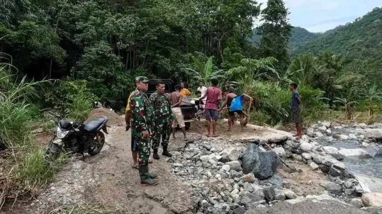 Dandim Sikka Tinjau Jalan Rusak di Paga