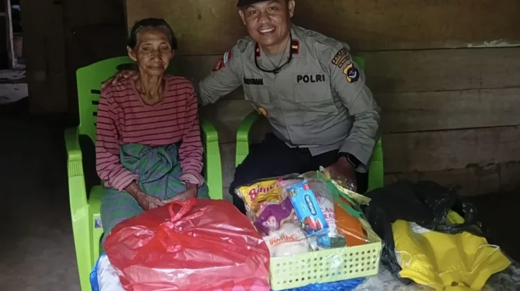 Polisi Sambangi Lansia di Pelosok Manggarai Barat, Salurkan Bantuan Sosial