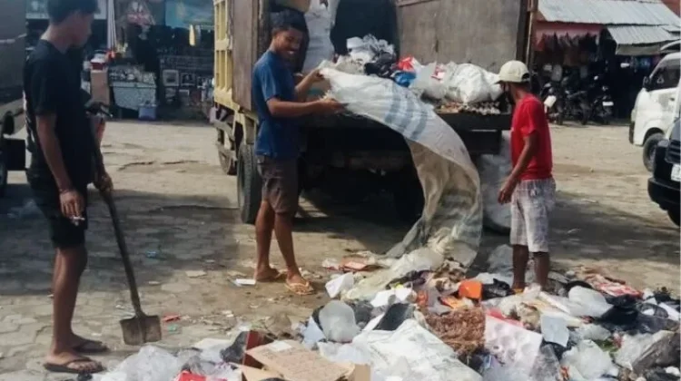 Pasukan Kuning DLHP Mabar Tetap Siaga saat Lebaran, Jaga Kebersihan Labuan Bajo