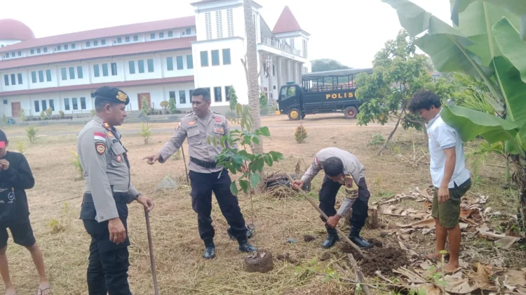 Polres Manggarai Barat Tanam 23 Pohon di Gereja St. Petrus Sernaru