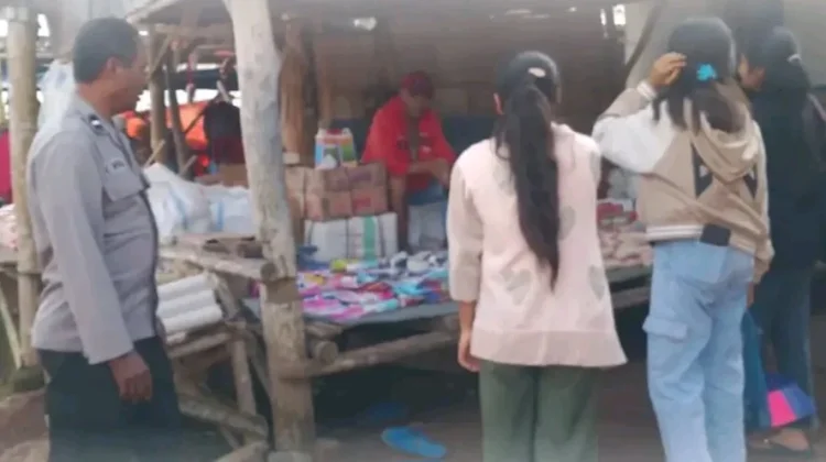 Bhabinkamtibmas Desa Ria Monitoring Harga Sembako di Pasar Riung Barat