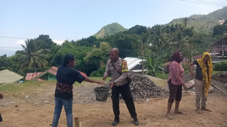 Gotong Royong Rabat Jalan Warnai Halaman Gereja Worhonio
