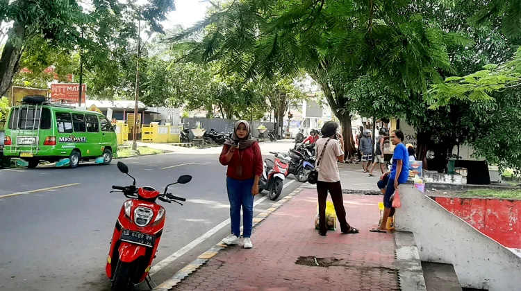 Pasca Lebaran ,Aktivitas di Pertigaan Pasar Mbongawani Kembali Normal