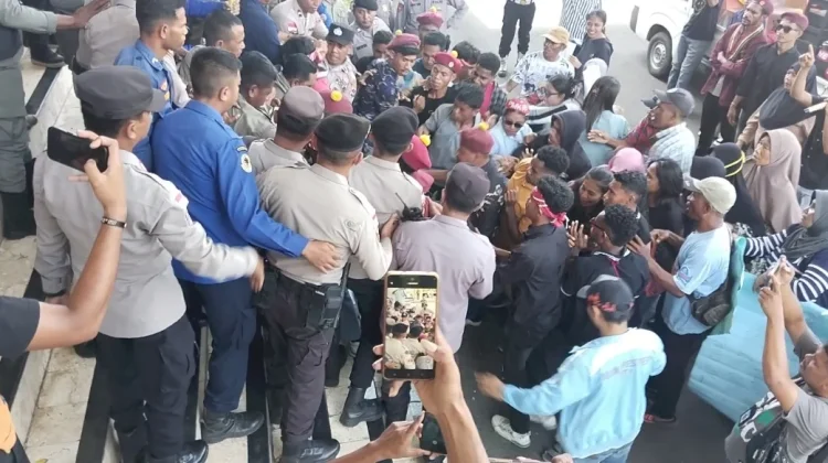 Aksi Tolak Penggusuran Ndao Berujung Ricuh di Ende
