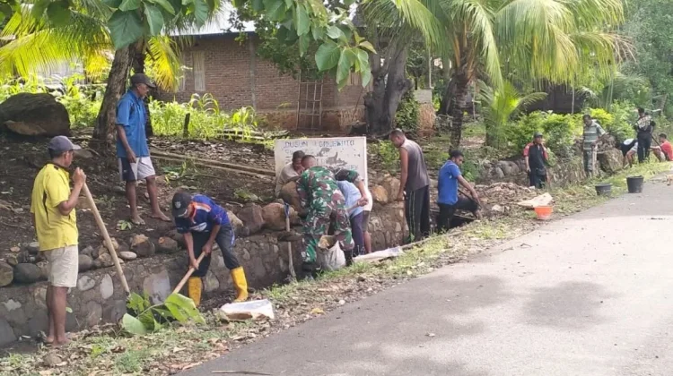 Babinsa Lembata Bersama Warga Idalolong Bersihkan Parit Cegah Banjir Musim Hujan