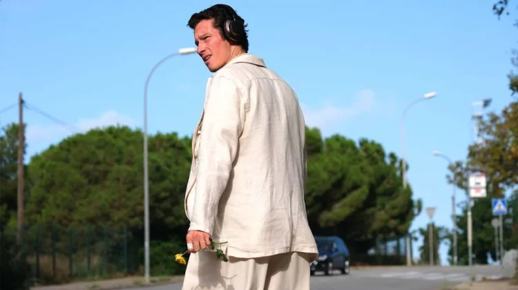 Callum Turner Bintangi Film Satir Rosebush Pruning