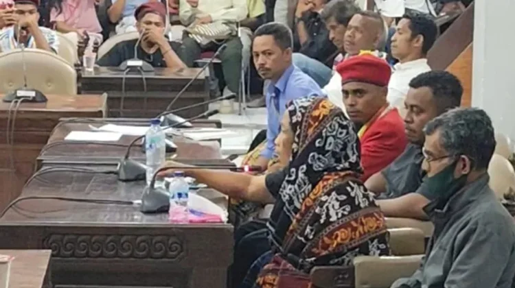 Massa Desak Polisi Usut Kematian Siswi Rubit Sikka