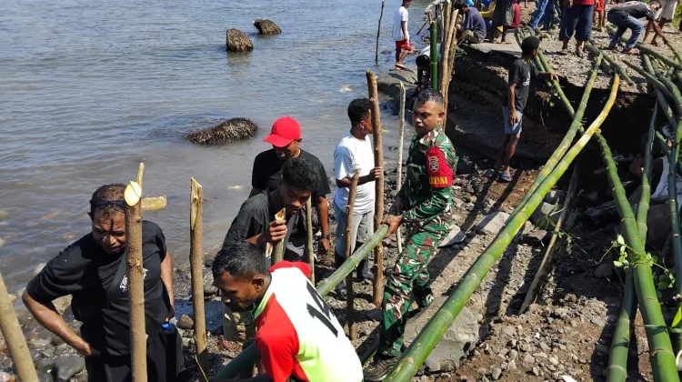 Gotong Royong TNI dan Warga Perbaiki  Akses Jalan Napungmali – Muda Jebak