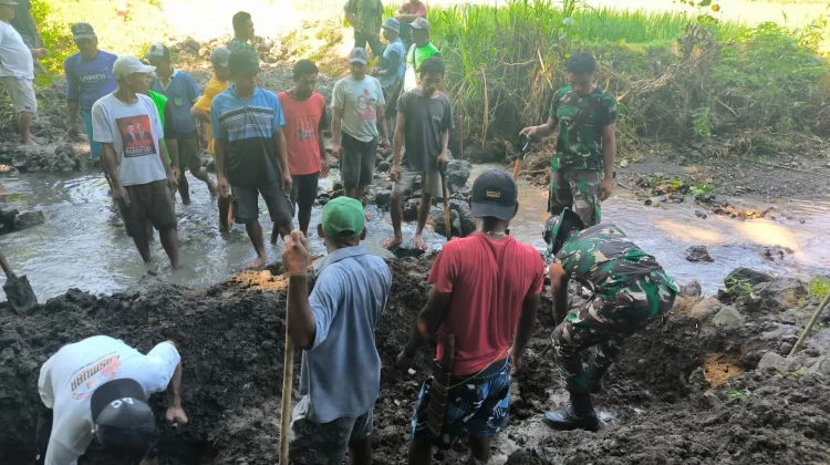 Koramil Reo Hadir Bersama Warga, Bantu Pembangunan Jembatan Kalipong