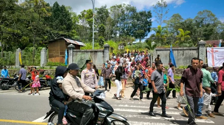 Polres Manggarai Gelar Pengamanan Humanis, Misa Minggu Palma Aman dan Kondusif