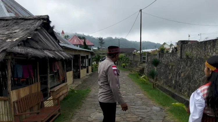 Bhabinkamtibmas Polres Manggarai Intensifkan Sambang dan Patroli Obyek Wisata