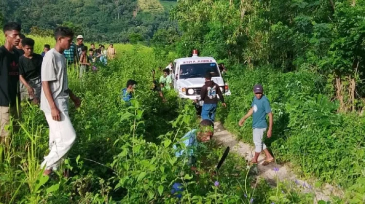 Jalan Rusak, Warga di Sikka Terpaksa Gotong Jenazah Sejauh Empat Kilometer