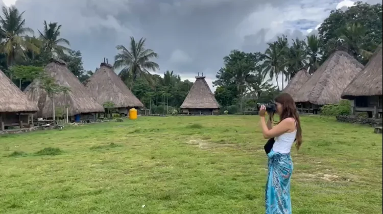 Mahasiswi Belgia Teliti Rumah Adat Nunungongo