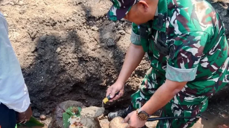 Dandim Manggarai Pimpin Peletakan Batu Pertama Jembatan Garuda Kampung Rabo Reok