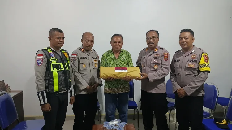 Polres Ende Bagikan Lilin Paskah, Perkuat Toleransi Umat