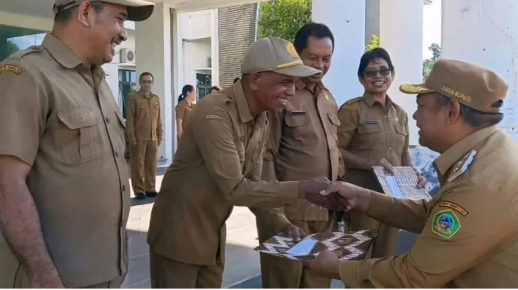 Wakil Bupati Manggarai Serahkan Santunan dan Penghargaan bagi ASN Purna Bakti