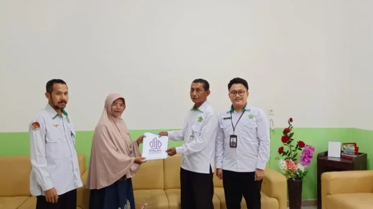 Kemenag Nagekeo bersama BPJPH Serahkan Sertifikat Halal kepada Pelaku Usaha