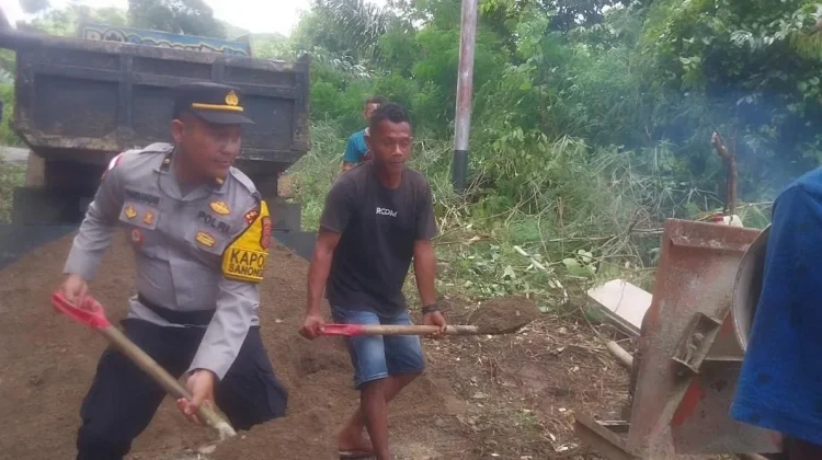 Gotong Royong, Polisi dan Warga Perbaiki Jalan Werang–Paku