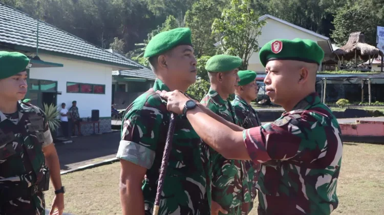 Dandim Ngada Pimpin Kenaikan Pangkat, Prajurit Diminta Lebih Profesional