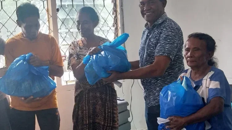 Kado Paskah untuk Warga Madawat Disambut Haru