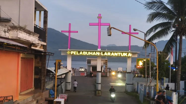 Prosesi Laut Salib Yesus di Larantuka Penumpang Kapal Dibatasi