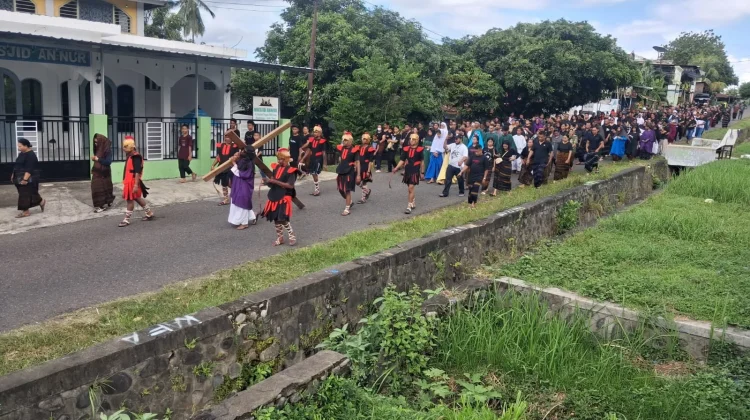 Ratusan Umat Ikuti Salib Jumad Agung di Jalan Durian Ende