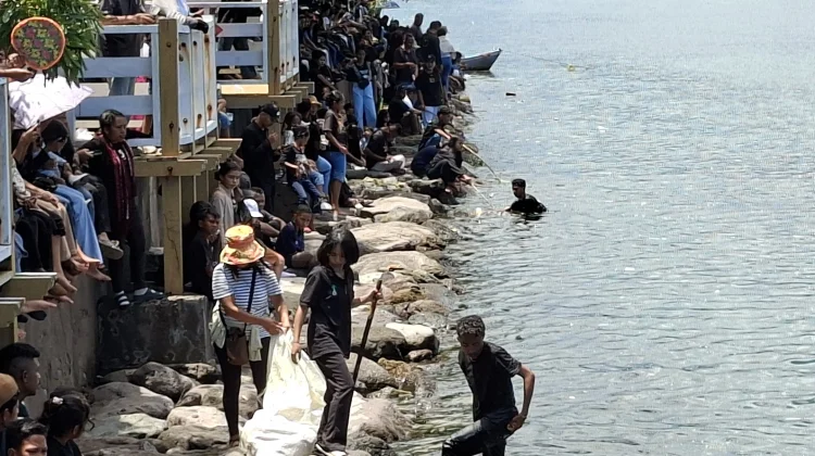 Warga dan Peziarah Bersih Pantai Tunggu Prosesi Laut