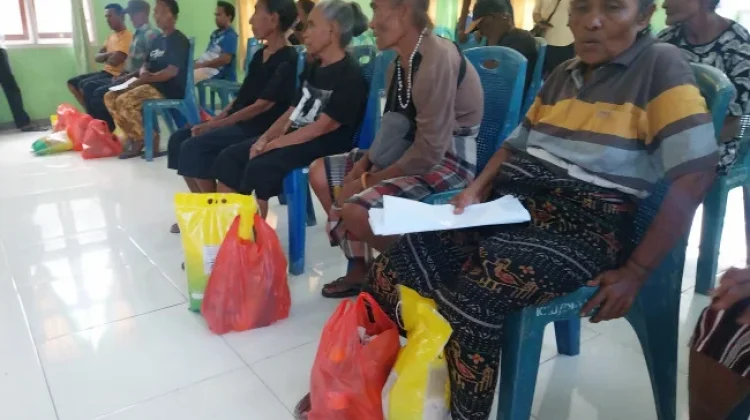 Pemulung Kota Uneng Terima Kado Paskah Mengharukan