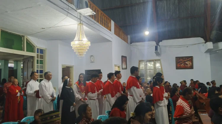 Hujan Deras Tak Surutkan Semangat Umat Ikuti Ibadat Jumat Agung di Mbaumuku
