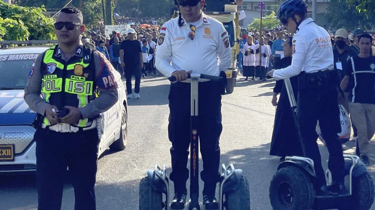 Polres Manggarai Barat Kawal Jalan Salib dengan Kendaraan Listrik