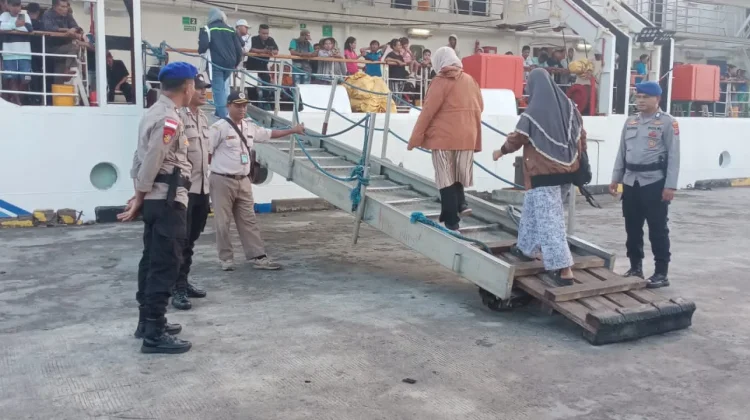 Personel Pos Terpadu Kawal Ratusan Penumpang KM Wilis di Pelabuhan Ippi