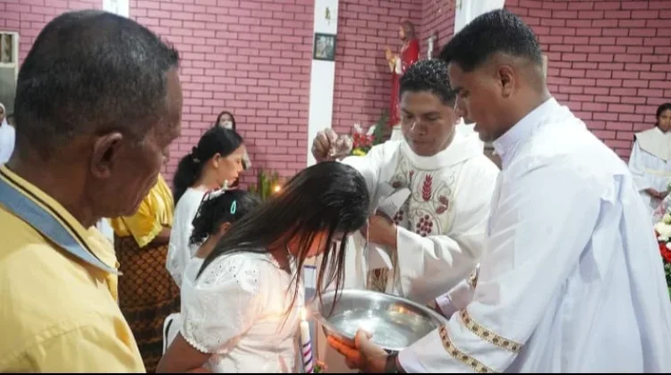 Tiga Katekumen Dibaptis dalam Perayaan Malam Paskah