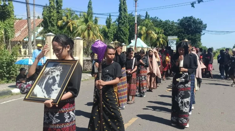 Sebanyak 200 Anggota OMK di Maumere Pentaskan Tablo Jalan Salib